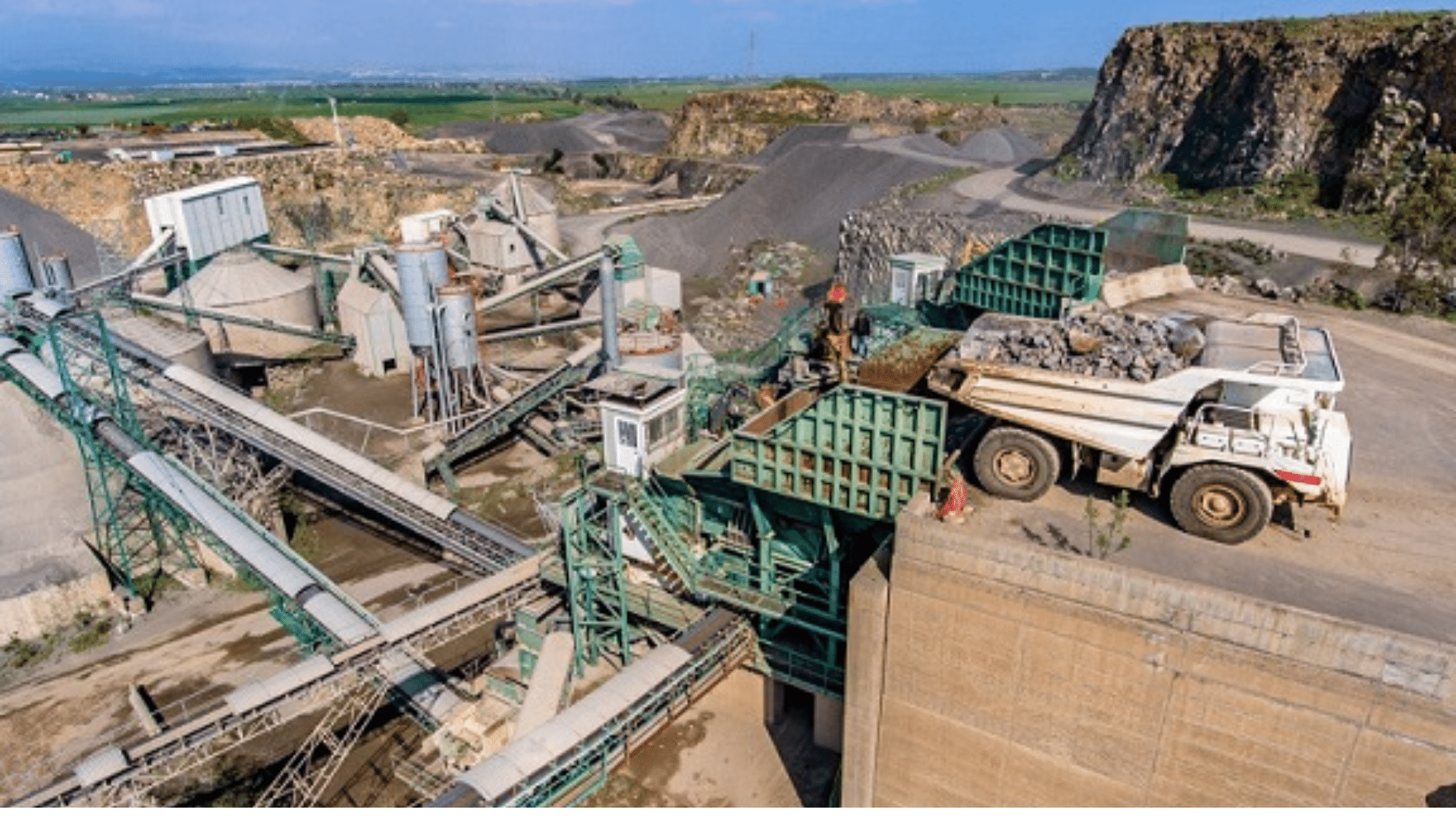 Koyu Mavi Açık Mavi Profesyonel Gradyanlar Yıllık Şirket Raporu İş Sunumu (2)